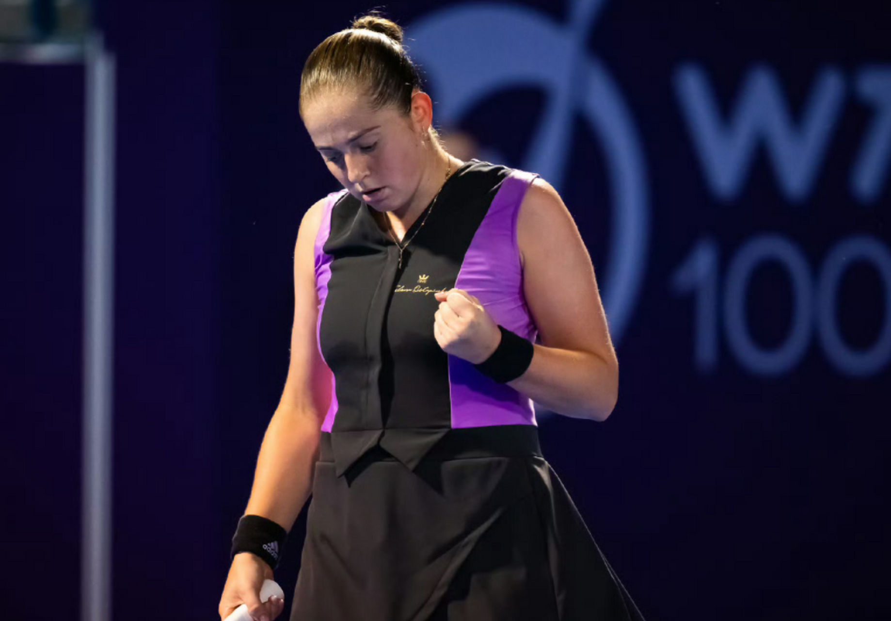 竞技宝电竞-阿扎伦卡在FPX比赛中爆冷，战术调整引发热议！的简单介绍